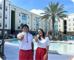 dos estudiantes que participaron en el programa disney international